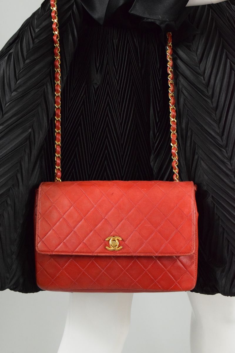 Null CHANEL
Circa 1980

22 cm bag in quilted red lambskin, gilded metal clasp on&hellip;