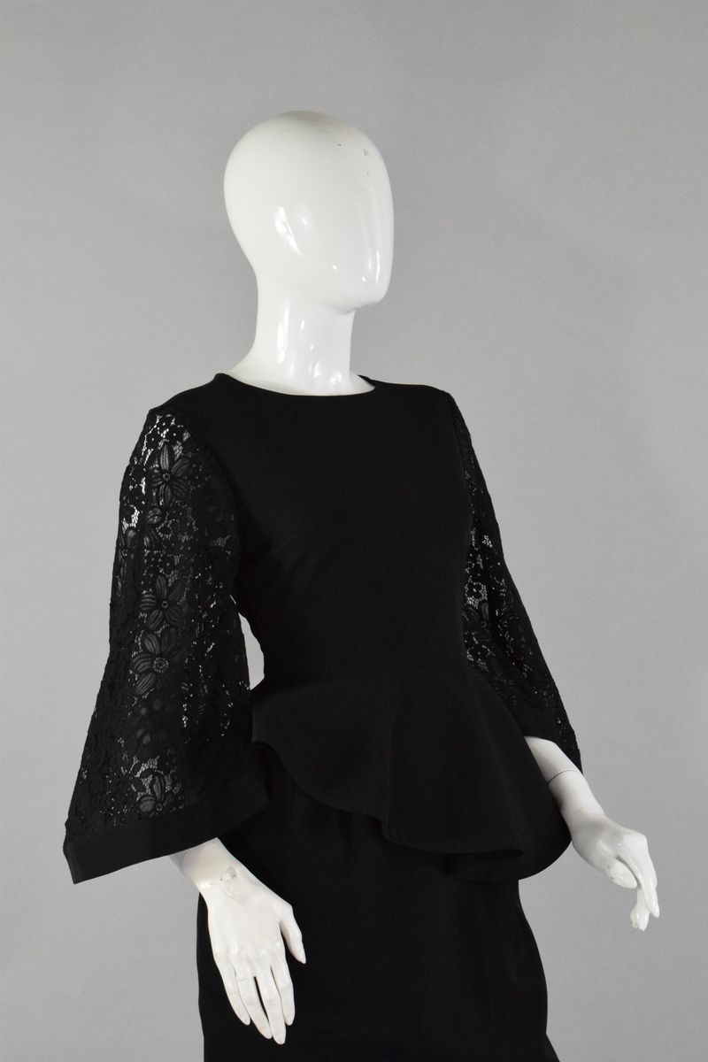Null 格拉齐亚 

黑色上衣，底部有花冠枷锁，长的镂空蕾丝袖子。 

尺寸：38/40左右。