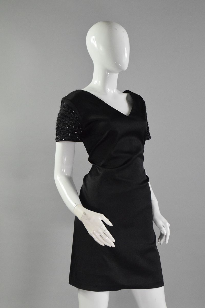 Null VITTORIA DAVOLI 

Little black dress with V-neckline front and back, short &hellip;