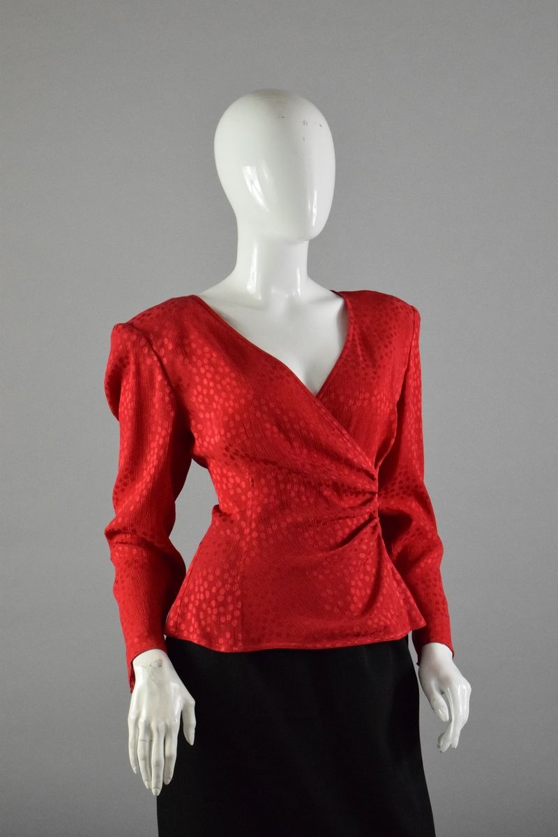 Null VALENTINO V小姐 
约1990年

红色丝绸上衣，正面有圆点和垂坠效果。 
背部有纽扣。 

尺寸：约38。