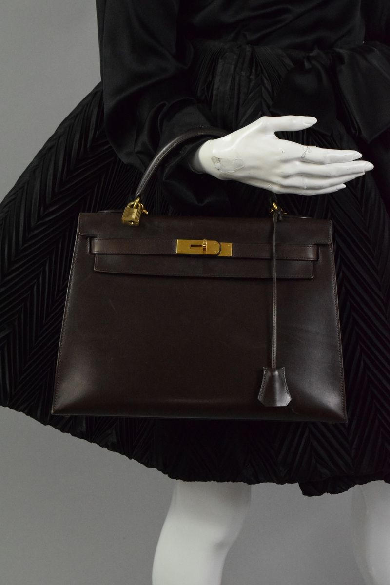 Null HERMES PARIS 
Circa 1980

Kelly Sellier" model bag in chocolate box.
Gold-p&hellip;