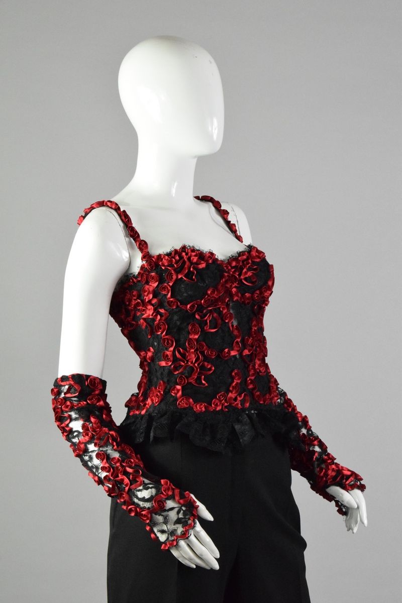 Null VALENTINO Boutique 

Bustier en dentelle noire à motifs de rubans rouges fo&hellip;