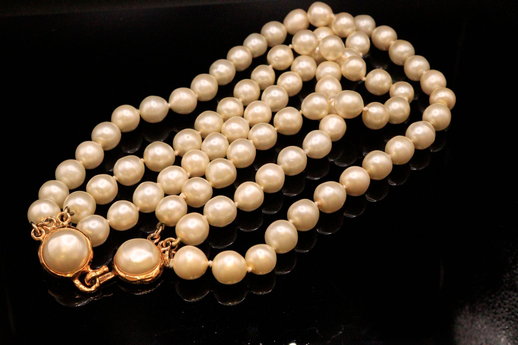 Null 香奈儿 
约1990年

重要的三股幻想珍珠项链，安装在镀金金属上，每一个端部的钩子上都装饰着一颗巴洛克式的幻想珍珠。 
牌上有签名。 

打开长度：&hellip;