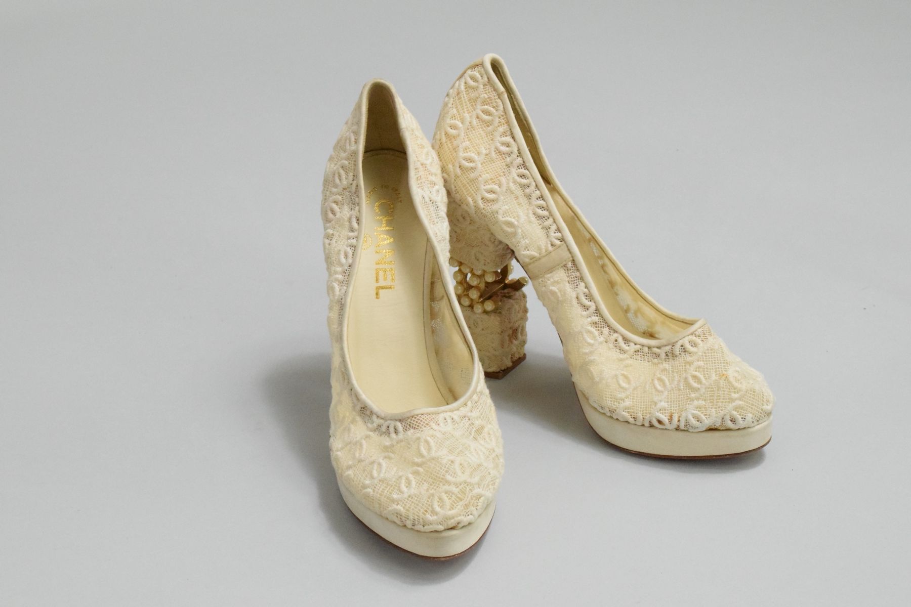 Null CHANEL 
Spring/Summer 2008

Rare pair of cream monogrammed guipure pumps wi&hellip;
