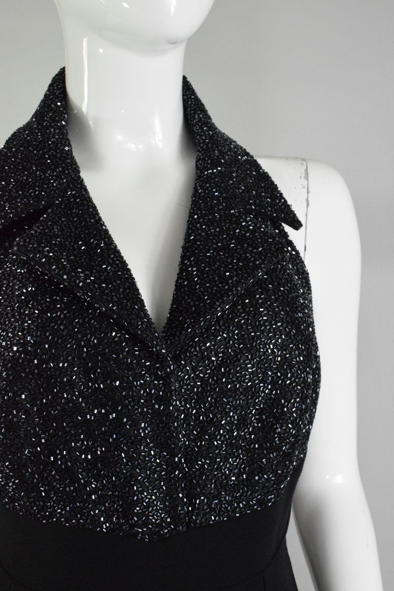 Null FENDI by Karl Lagerfeld

黑色亚麻混纺的晚礼服，胸前完全绣有午夜蓝色的种子珠子。 
后面有拉链，后面有纽扣带。 
原有的商店标&hellip;