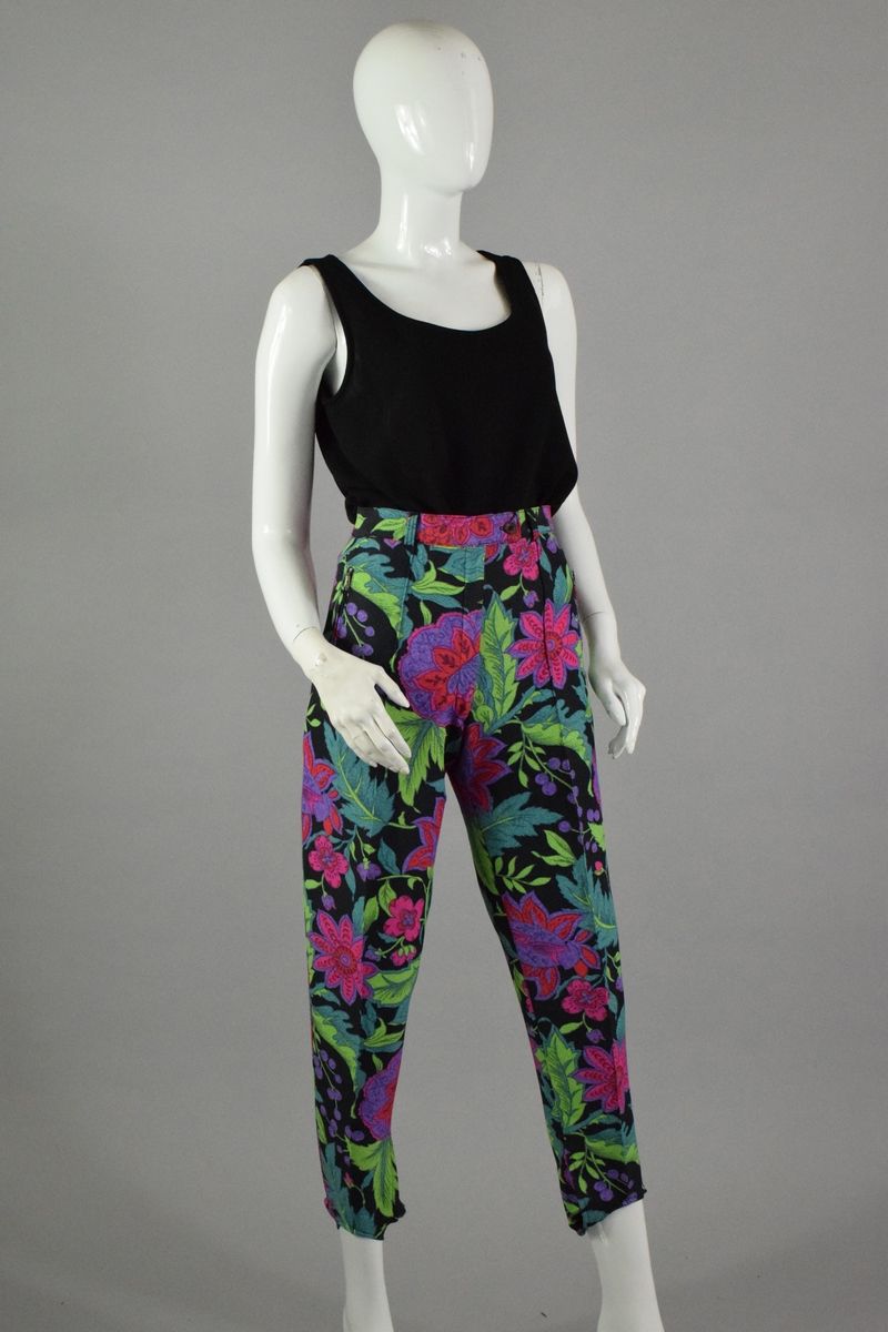 Null COLMAR
Circa fin 1980

Pantalon en toile bariolée à motif floraux dans des &hellip;