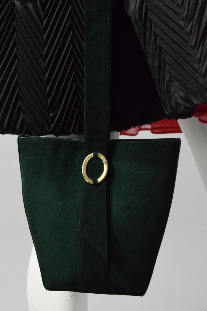 Null CHRISTIAN DIOR 
约1980年

罕见的枞树绿麂皮的小水桶包。 
镀金首饰，正面有典型的O字。 
四角有轻微磨损。 

尺寸：22 x &hellip;