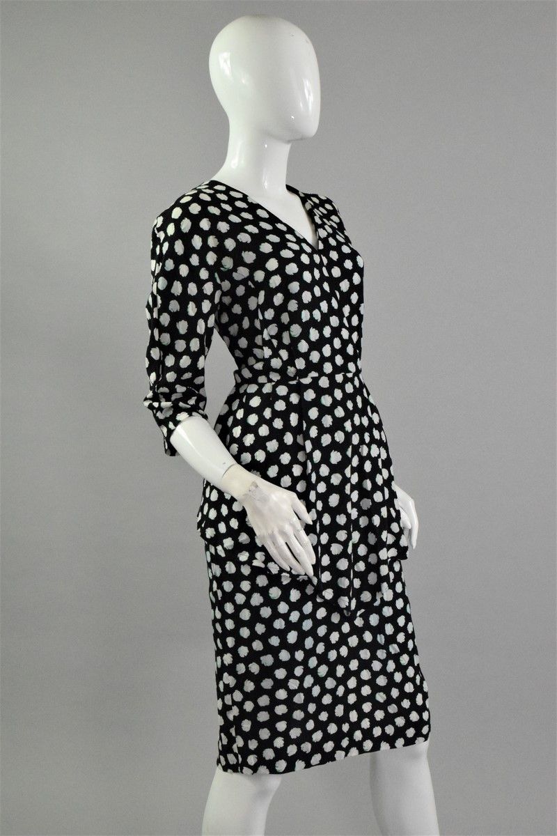 Null GUY LAROCHE专卖店 
约1980年末

黑色花纹连衣裙，底部有褶皱，深领口，后面一直有扣子。 

尺寸：40