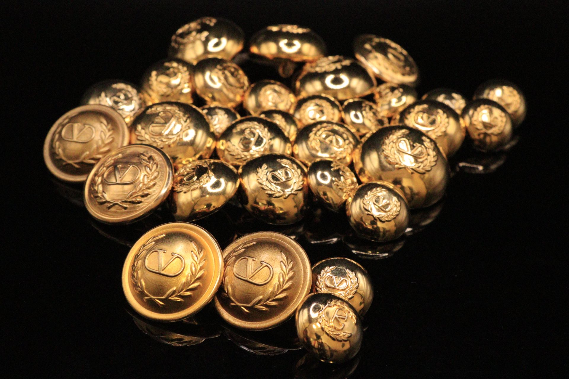 Null 梵蒂诺 

一套三十一枚圆形镀金金属纽扣，正面印有商标。 

不同的直径，主要是两个直径的。