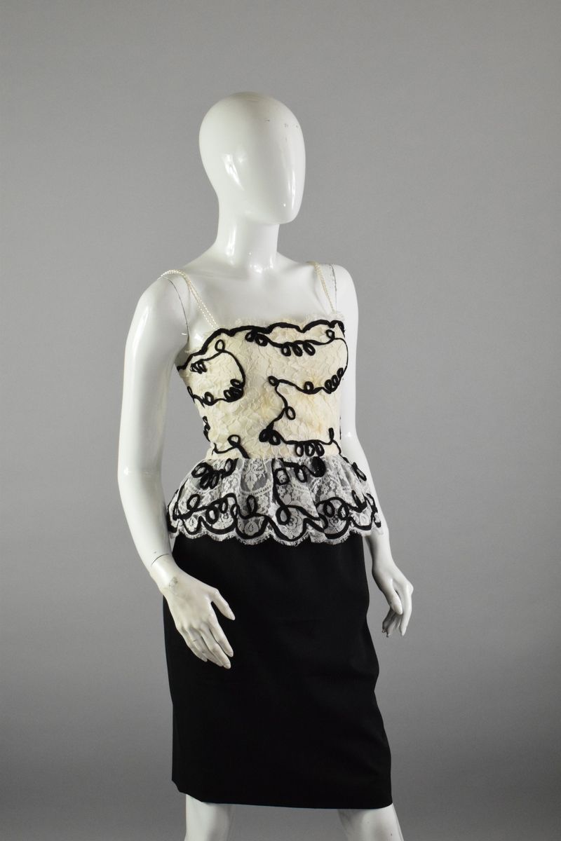 Null 克里斯蒂安-迪奥专卖店 
约1980年末

蕾丝胸衣，细肩带和花式珍珠，绣有黑色丝带图案。 
前面有明显的痕迹，需要清洗。 

尺寸：约38。
