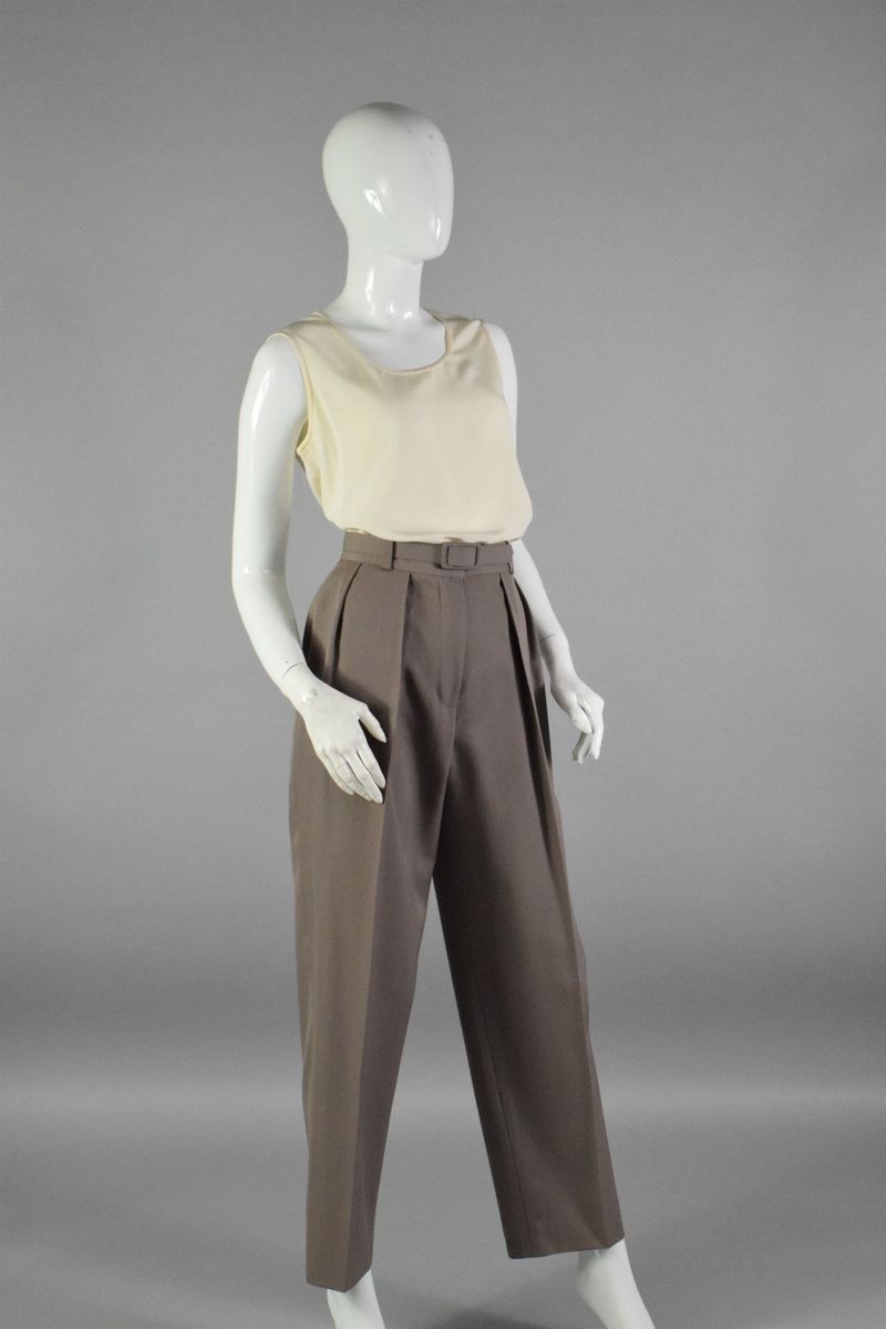 Null 克里斯蒂安-迪奥专卖店 
约1990年

灰褐色直筒裤，脚踝处略微收紧，搭配可调节腰带。 
非常轻微的磨损。 

尺寸：38/40左右。