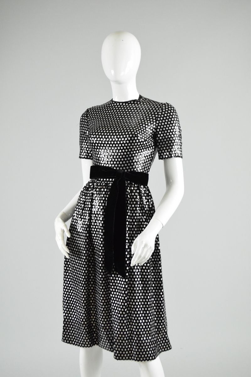 Null DIORLING di Christian Dior Londra
Circa fine 1960

Abito nero a maniche cor&hellip;