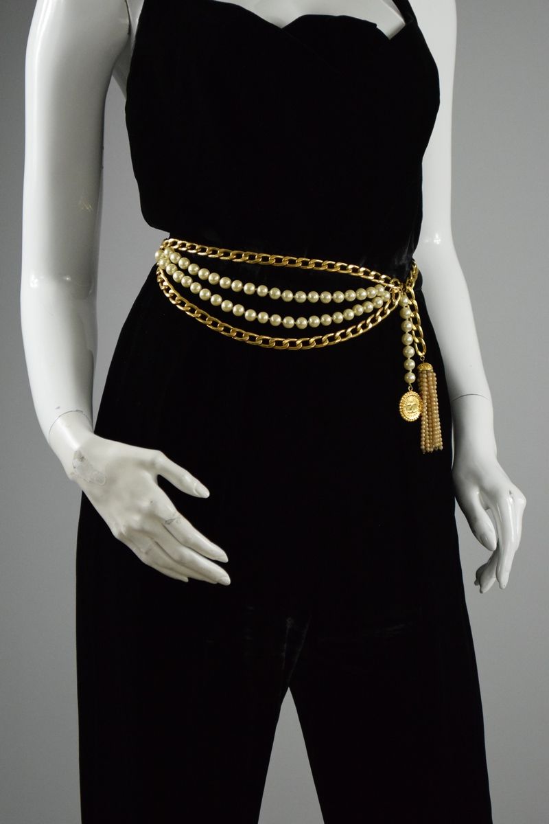 Null CHANEL

Cintura gioiello decorata con file di perle fantasia e file di perl&hellip;