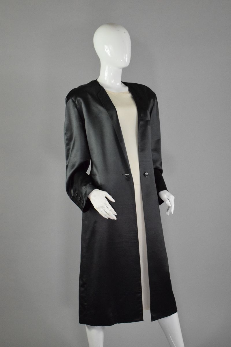 Null GIANFRANCO FERRE 
Circa 1990

Robe manteau trompe l'oeil en soie et laine c&hellip;