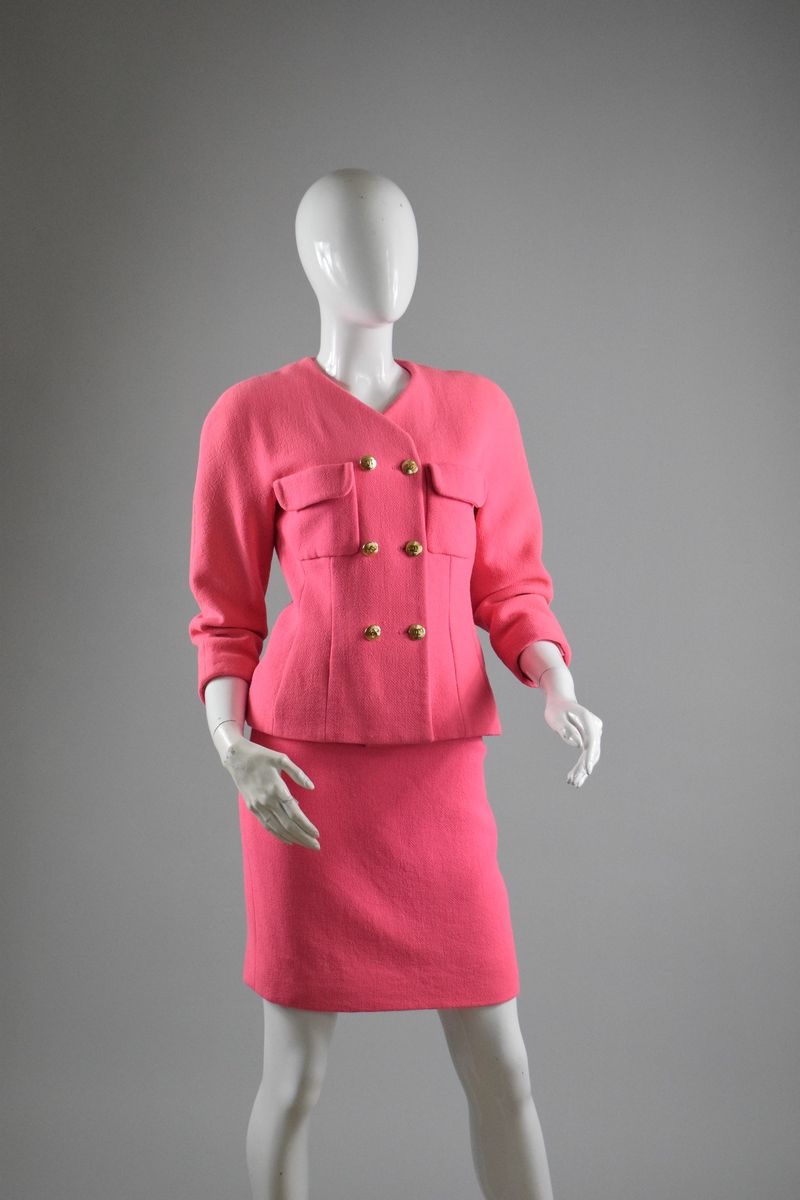 Null CHANEL Boutique

Bright pink ensemble consisting of a long-sleeved double-b&hellip;