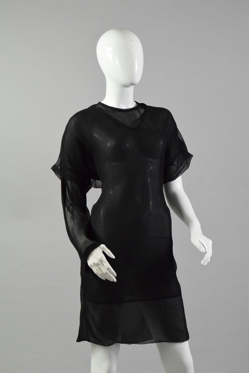 Null 喜欢男孩 
1991年春/夏

两层半透明连衣裙，不对称的袖子和V字领，下面是褶皱，上面是圆领。 

尺寸：M