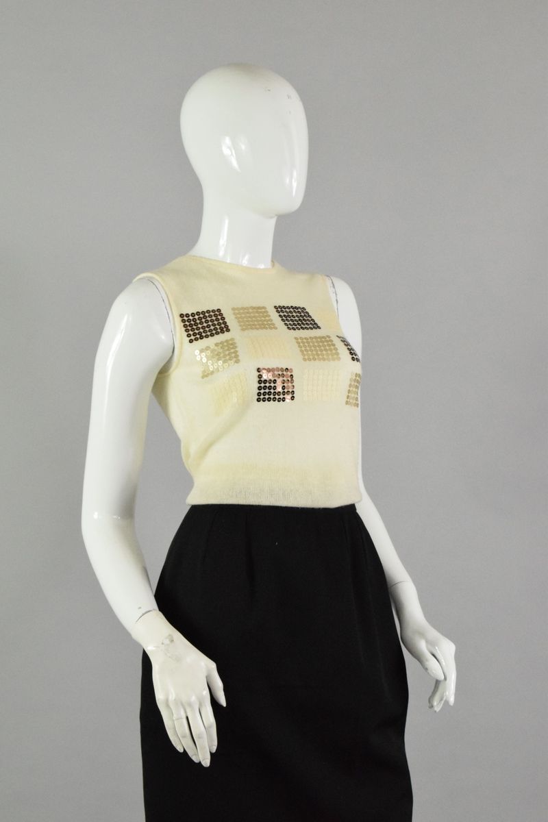 Null SILVIA MANTEGNA

Sleeveless top in cream wool-blend decorated with geometri&hellip;