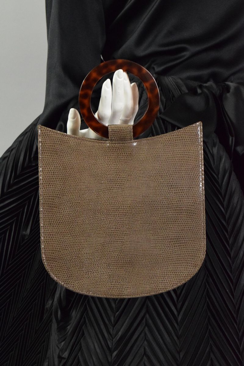 Null Yves Saint Laurent

灰褐色上釉蜥蜴皮的几何图案手袋，圆形玳瑁风格手柄。 
内部磁扣，小型拉链口袋。 

尺寸：28 x 20 x &hellip;