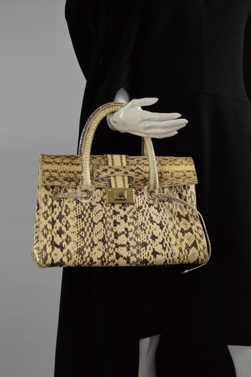 Null JIMMY CHOO 

Hand or shoulder bag in cream and moiré python. 
Gold jewelry,&hellip;