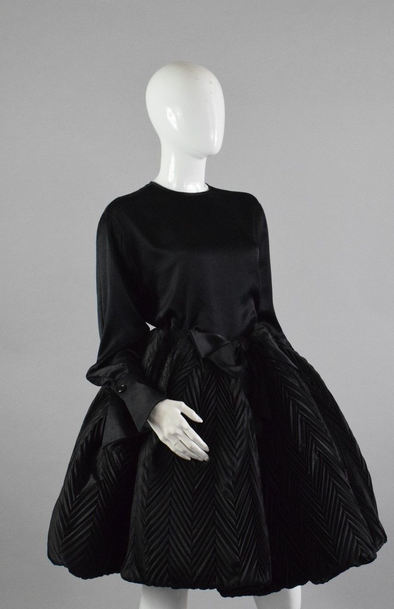 Null CHRISTIAN DIOR Boutique

Black silk top with round neckline and pretty slee&hellip;