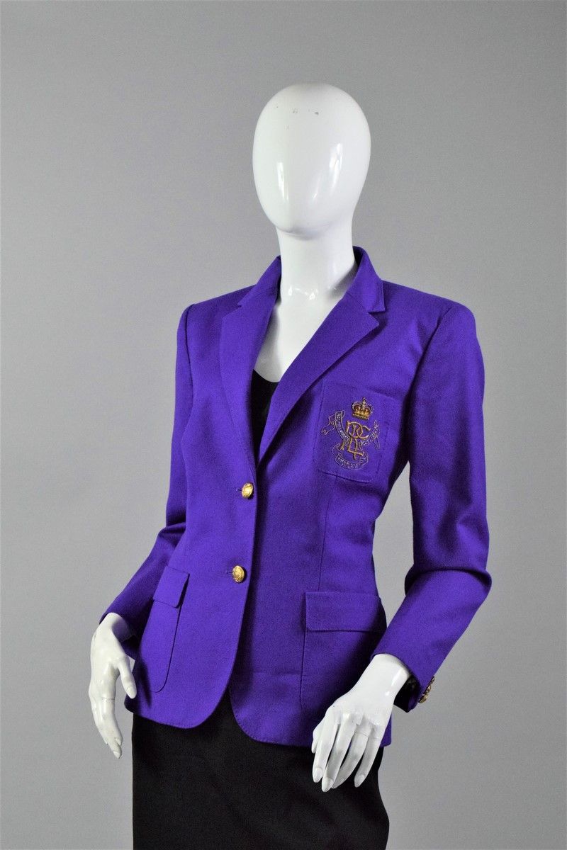 Null RALPH LAUREN

紫色西装外套，有两个金色纽扣。 
胸前口袋上有Ralph Lauren徽章。 
一个袖子上有小洞。 

尺寸：12