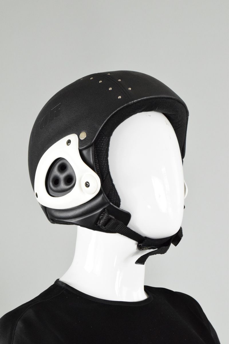 Null 迪奥
2004年秋冬

罕见的滑雪头盔，以黑色粒面皮革覆盖，压印有本季Maison的标志，并饰有银色钉子。 

非常轻微的磨损。