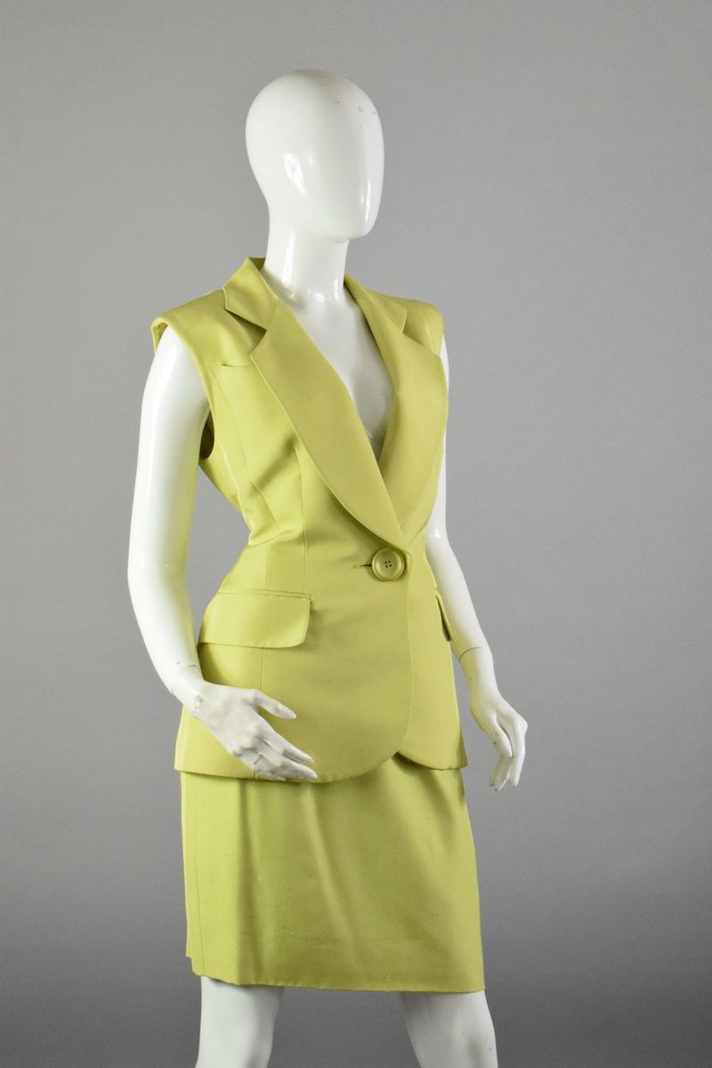 Null 克里斯蒂安-迪奥专卖店
约1990年

由一件无袖夹克和一条带拉链的后背直筒裙组成的服装。 
外套后面有不对称的缝隙，有大的配套按钮。

尺寸：42