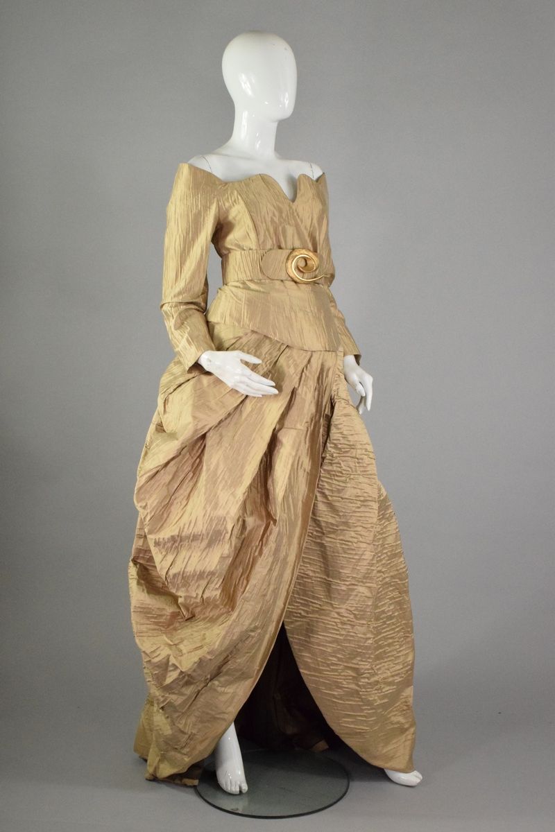 Null 纳坦高级时装店

套装包括一个露肩的上衣，腰部覆盖着配套的塔夫绸，以及一个长的褶皱垂坠的裙子，露出一个迷你裙。 

尺寸：约38