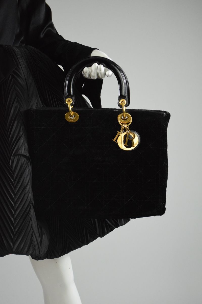 Null CHRISTIAN DIOR 

Lady Dior" GM手袋，黑色天鹅绒和黑色漆皮，黄金珠宝。 
底部钉子，"D.I.O.R "吊饰。 
有一些磨&hellip;