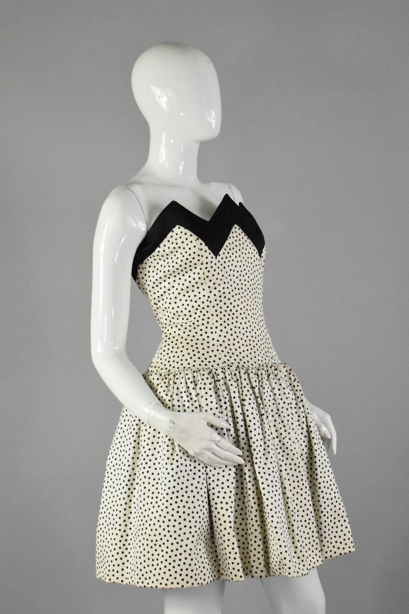 Null LANVIN 
Circa 1980

Robe bustier blanche à pois noirs à décolleté géométriq&hellip;