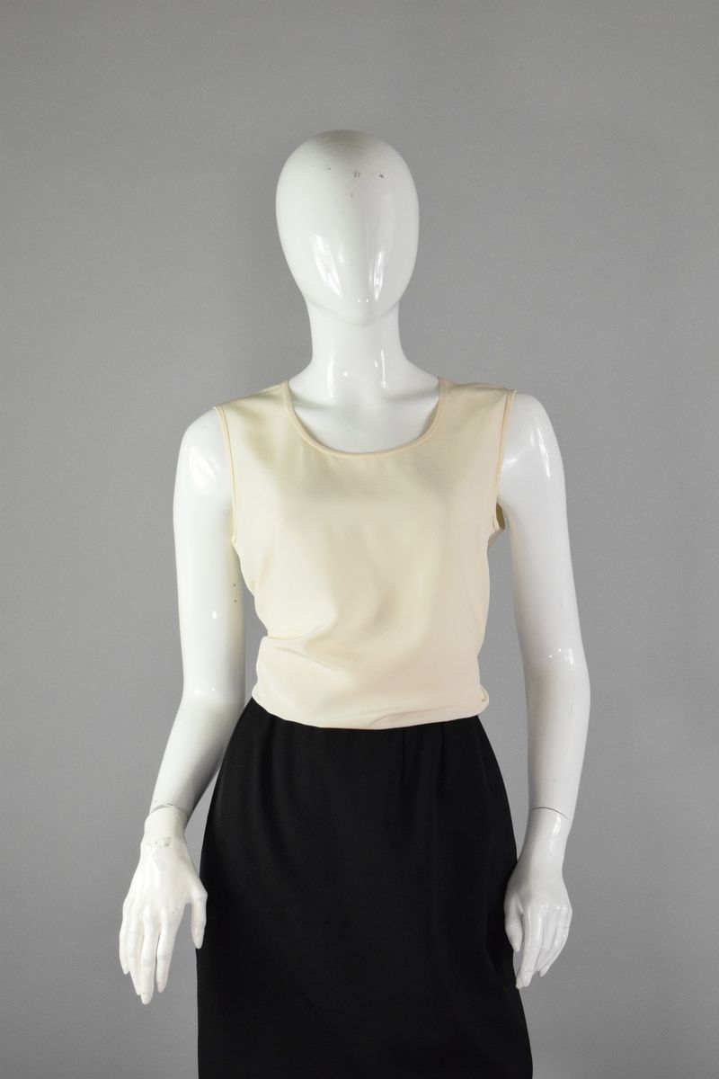 Null CHRISTIAN DIOR Boutique
Circa late 1980

Sleeveless silk blend top with rou&hellip;
