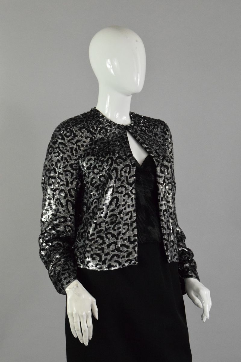 Null 雷娜-兰格 

黑色和银色亮片覆盖的短外套，顶部有一个隐藏的按钮扣。 
亮片是额外的。 

尺寸：38/40