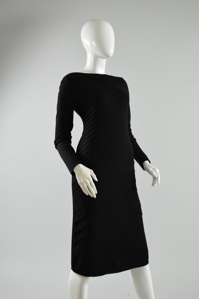Null 梵蒂诺

黑色针织连衣裙，长袖，前面有对角线新月形褶皱装饰。 

尺寸：约38/40。