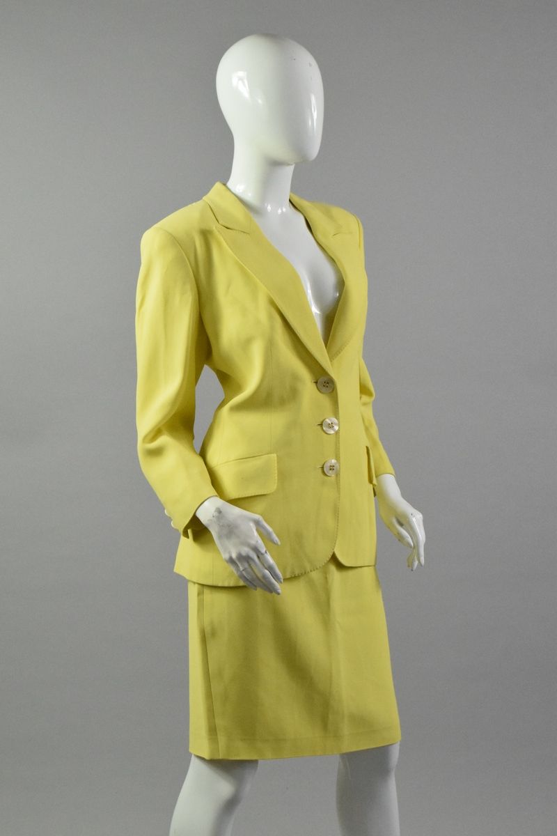 Null VALENTINO V小姐 
约1990年

柠檬色的衣服，包括一件中央有大珍珠扣的外套和一条直筒裙。 
有轻微的污渍，轻微的痕迹，需要清洗。 

尺&hellip;