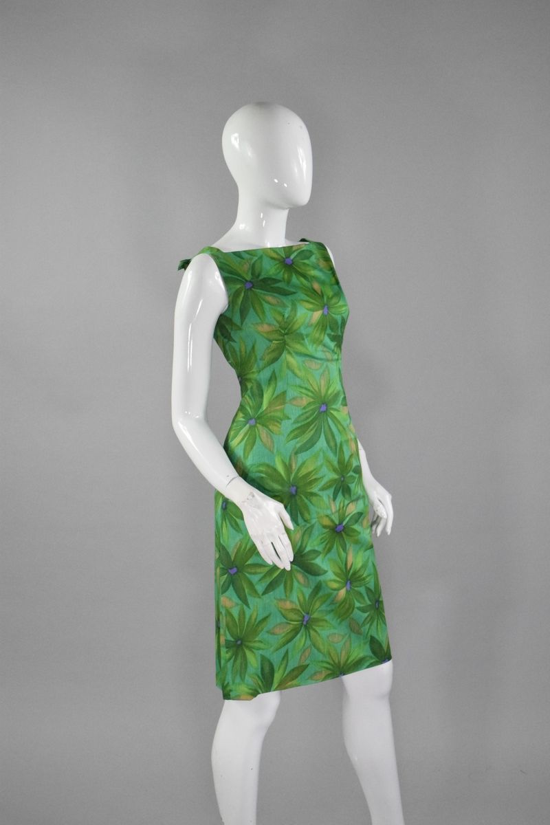 Null REFLETS 巴黎 
约1970年

无袖连衣裙，有植物印花和几何船领。 
背部有拉链。 
状况非常好。 

尺寸：约38。