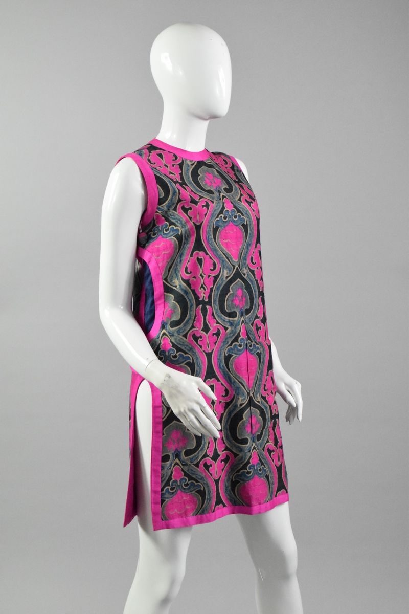 Null PIERRE CARDIN
约1960年

野生丝绸短裙，手工编织，印有灰蓝色和黑色紫红色的图案。 
一侧有几何镂空，配套的有盖纽扣。 

尺寸：10