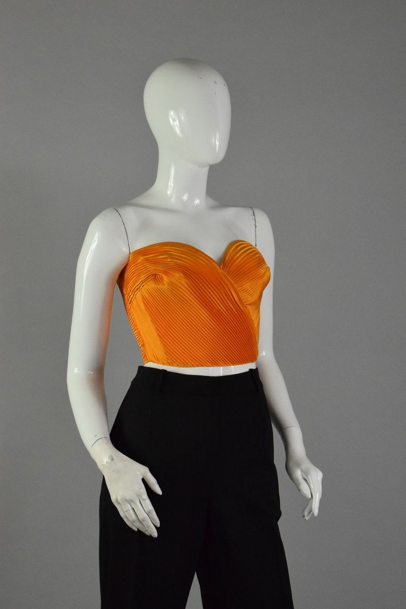 Null VALENTINO专卖店 
约1990年

罕见的胸衣，覆盖着橙色褶皱的丝绸，后面有拉链。 

尺寸：约38。