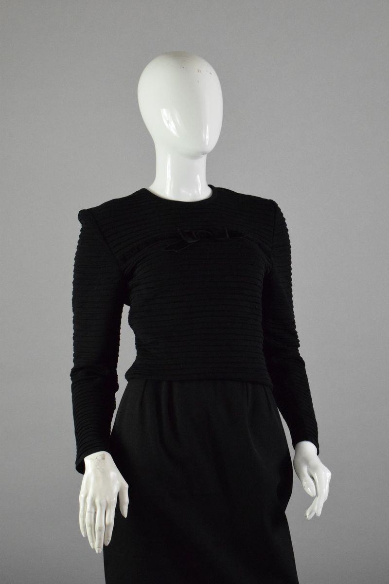 Null 瓦伦蒂诺工作室
约1980年末

黑色针织长袖上衣，中心有一个天鹅绒蝴蝶结。 
略有磨损。 

尺寸：44（IT）（小尺寸）