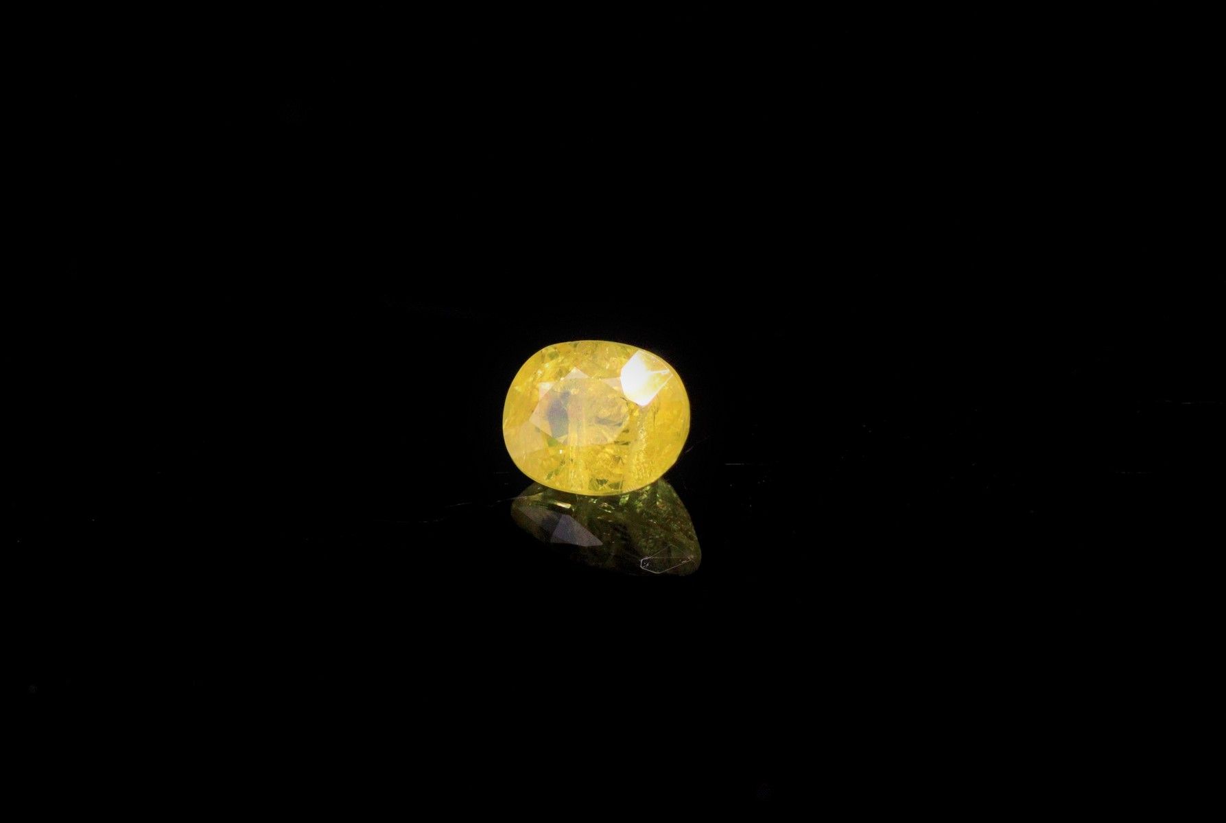 Null Very vivid canary yellow oval sapphire on paper. 
Accompanied by a gemologi&hellip;