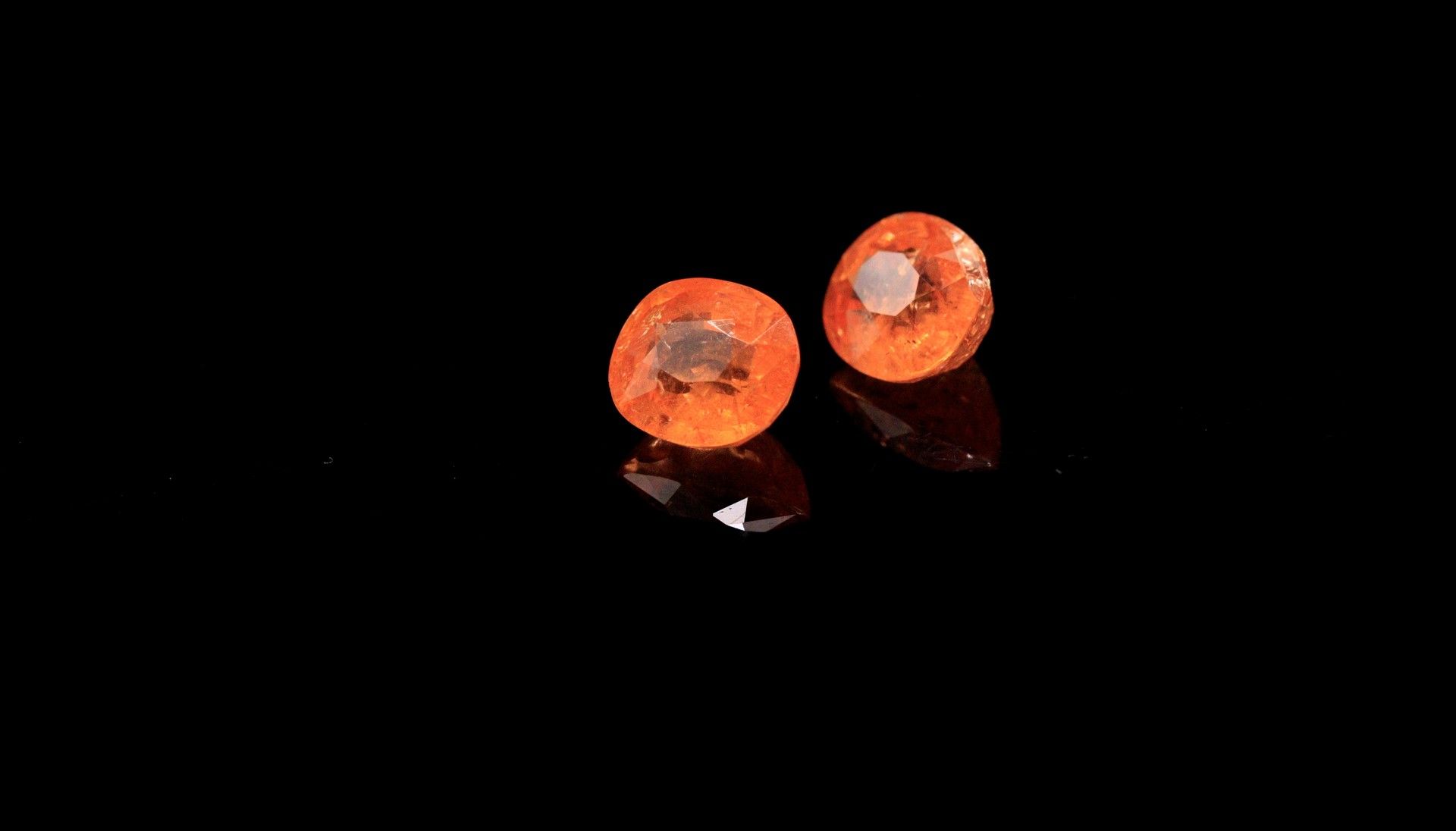 Null Pair of oval orange garnets on paper. 
Beautiful color. 
Total weight : 4.2&hellip;