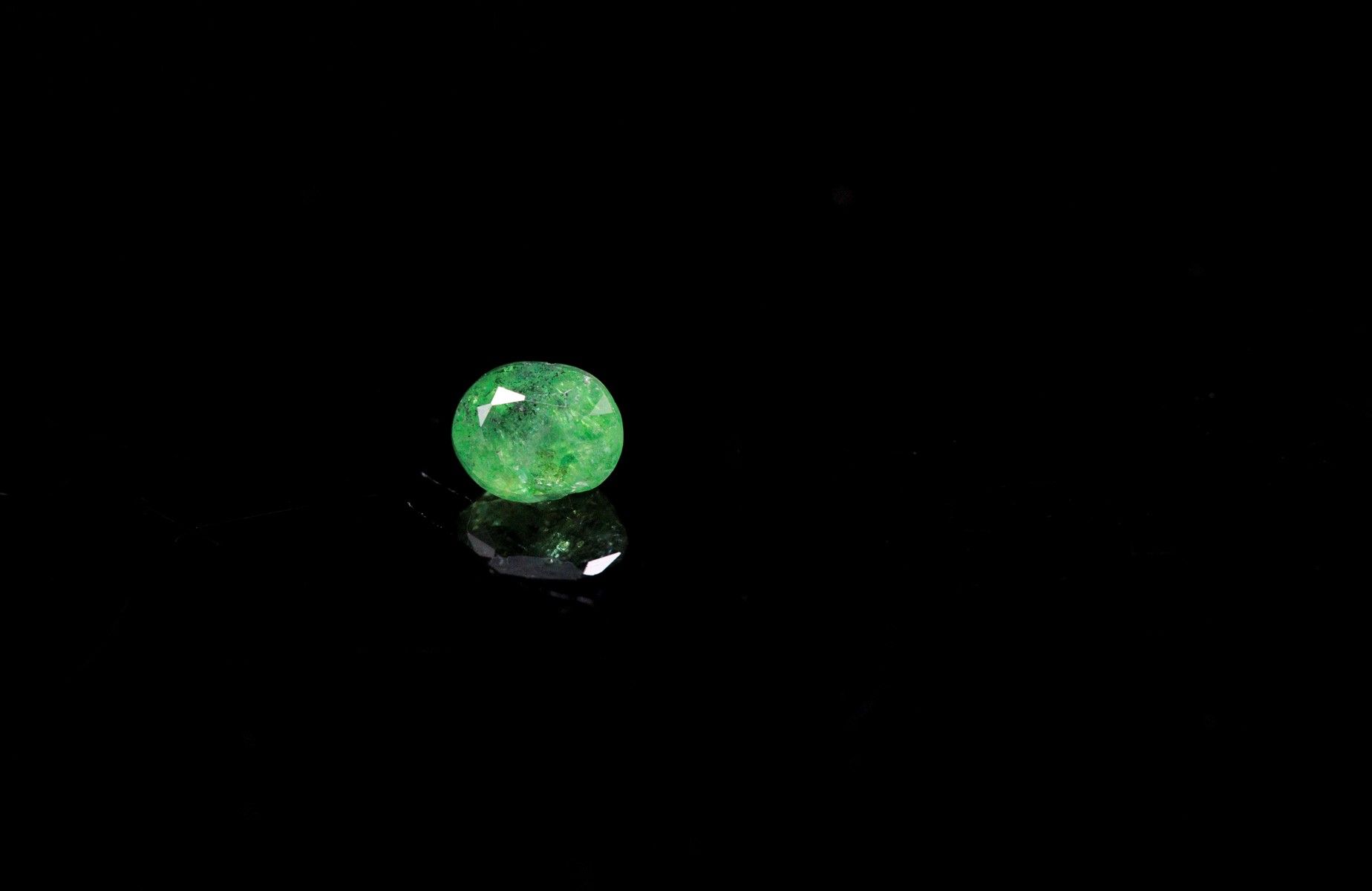 Null Oval tsavorite garnet on paper.
Weight : 0.73 ct

Dimensions: 5.5mm x 4mm