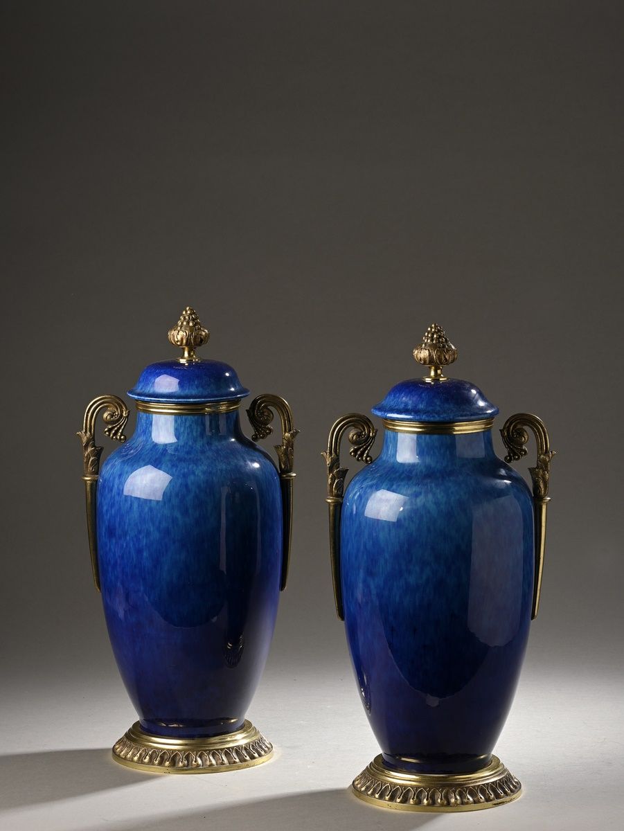 Null Paul MILLET à Sèvres
Paire de vases couverts en porcelaine émaillée bleu nu&hellip;