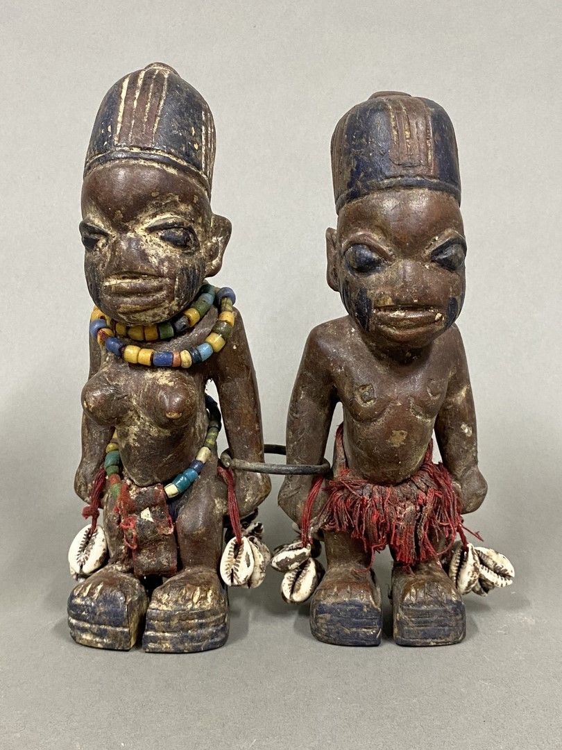 Null Paire d'Ibeji, Yoruba Nigeria
En bois sculpté et polychromé, orné de perles&hellip;