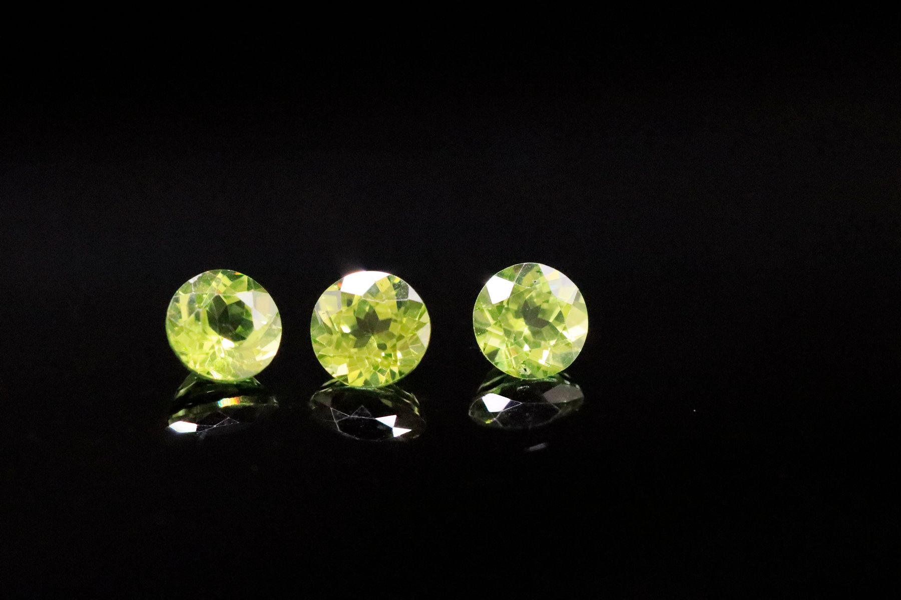 Null Mixture of three round peridots on paper. 
Total weight: 2.87 cts. 

Averag&hellip;