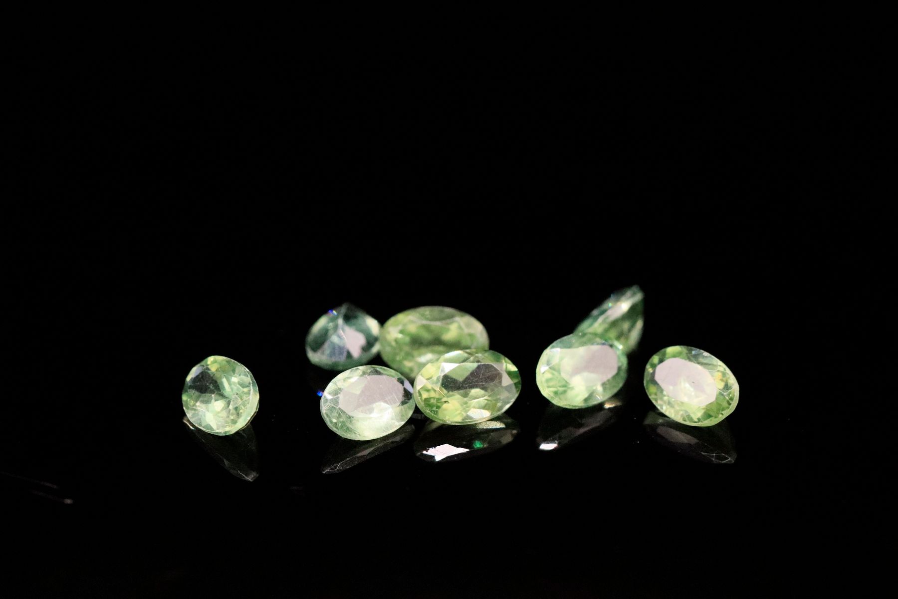 Null 纸质八颗椭圆形绿色磷灰石。
重量：3.96 克拉

平均尺寸：6 毫米 x 4.5 毫米