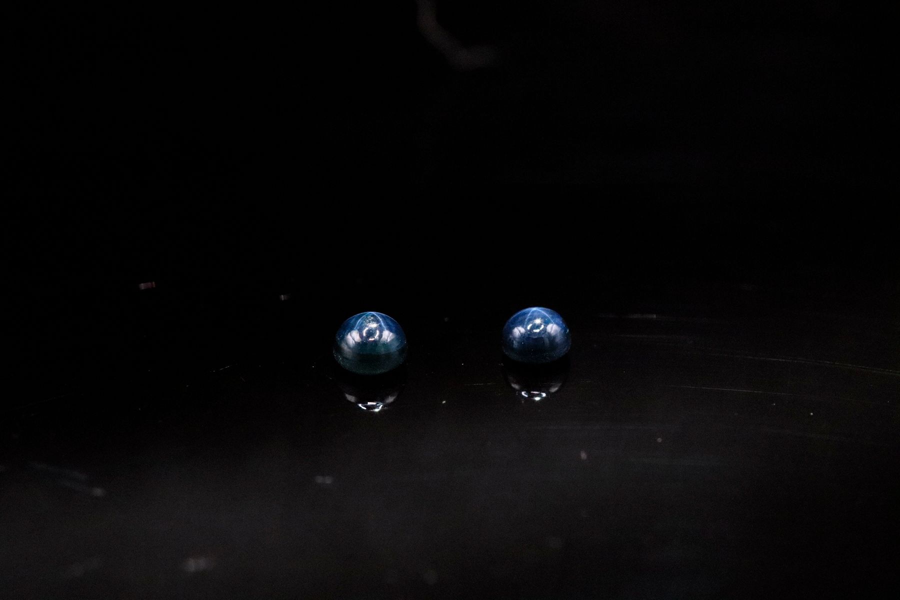 Null 一对美丽的圆形凸圆形星形蓝宝石，镶嵌在纸上。
重量：1.04 克拉

平均直径：4 毫米 - 4.5 毫米