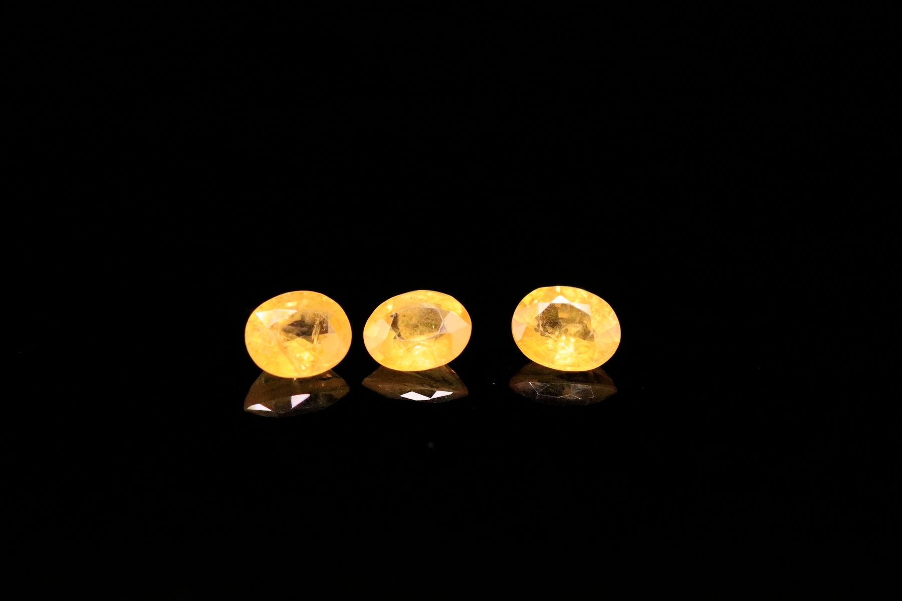 Null Mezcla de tres zafiros amarillos ovales sobre papel.
Peso : 2.37 cts

Tamañ&hellip;