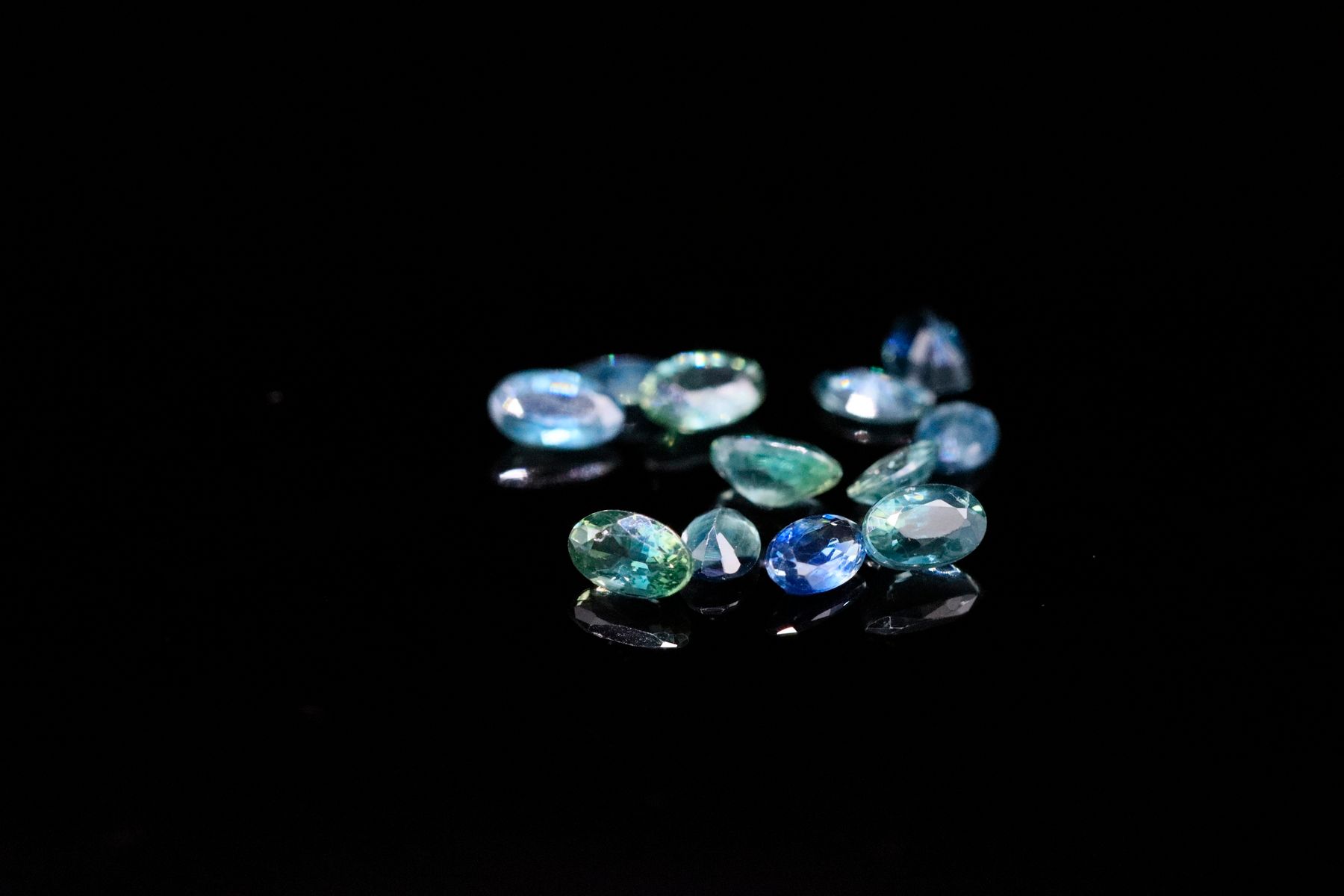 Null 12 颗椭圆形蓝宝石的纸面组合。
重量：3.51 克拉

平均尺寸：6 毫米 x 4 毫米