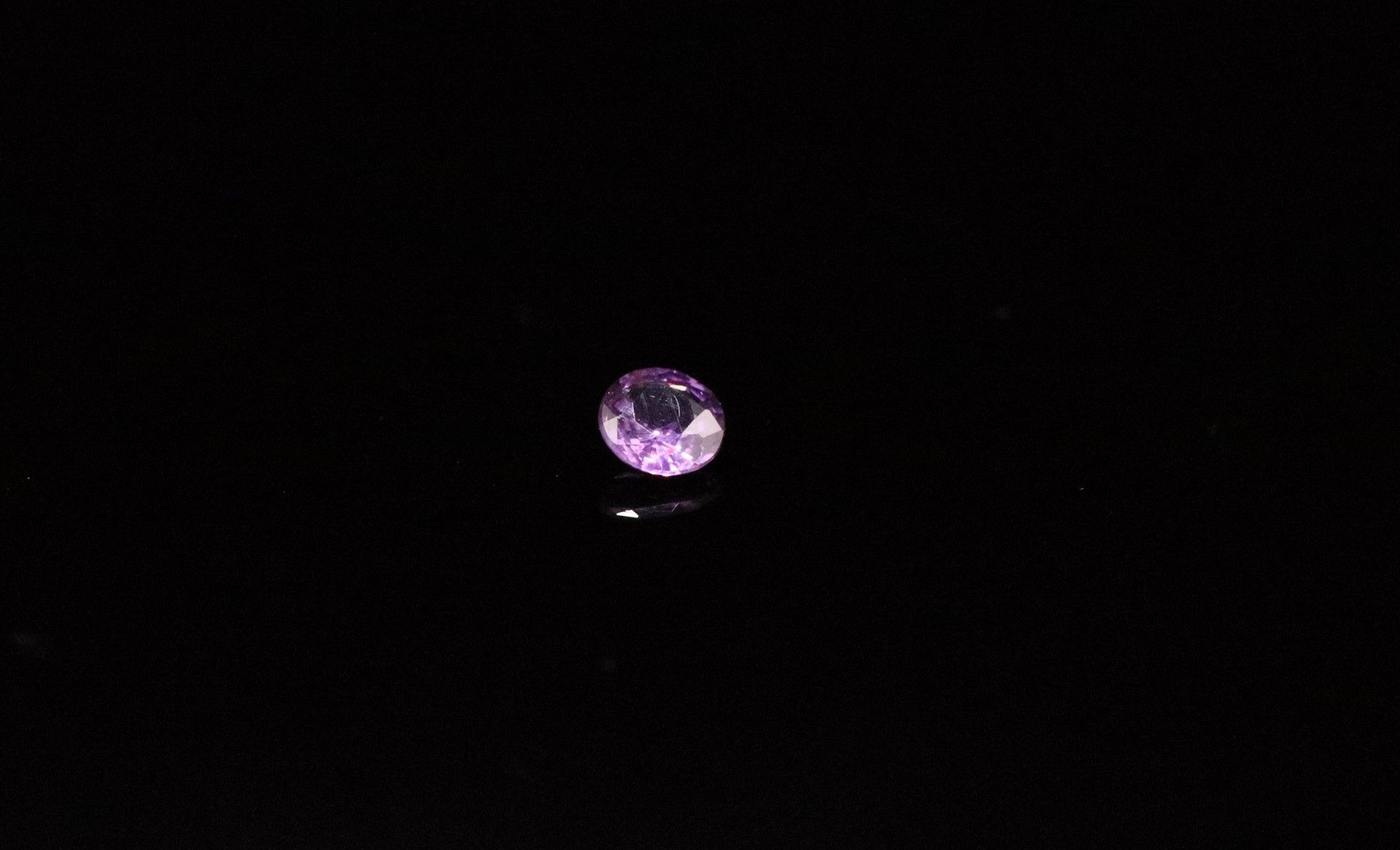 Null Round violet sapphire on paper.
Weight : 0.15 ct

Diameter: 3.2mm