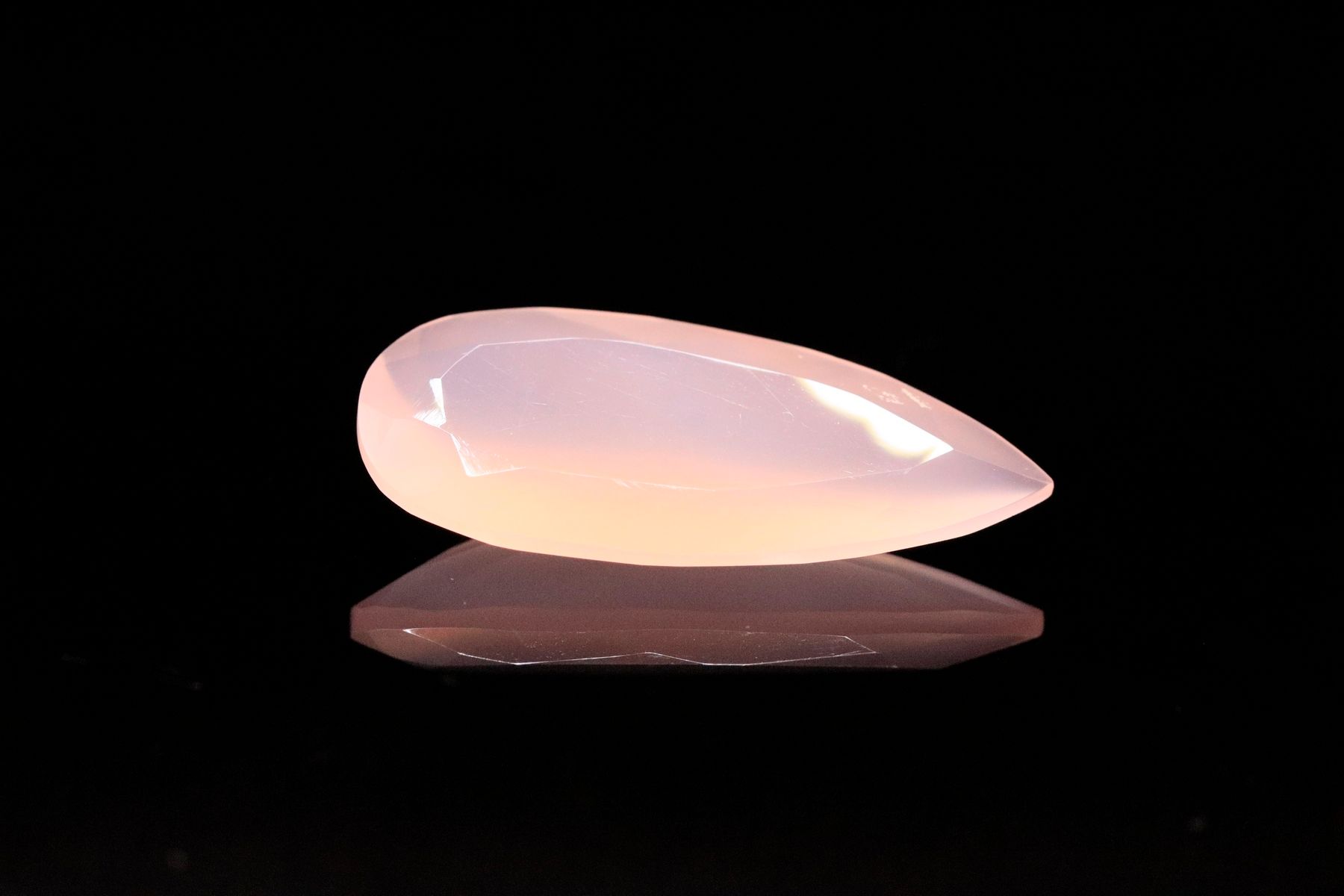 Null Large pear-shaped rose quartz on paper. 
Weight: 24.24 cts. 

Dimensions: 3&hellip;